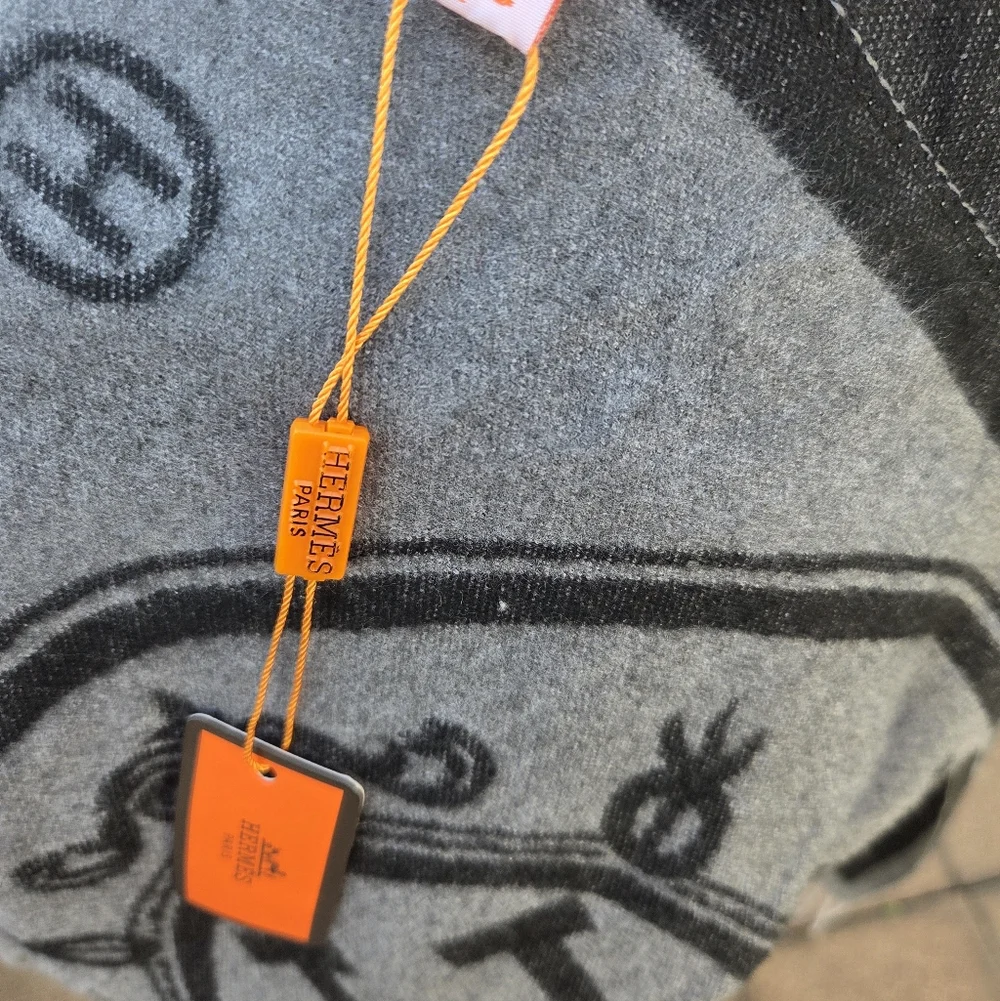Hermes Black and Gray Monogram Cashmere-Blend Scarf - Picture 5 of 5